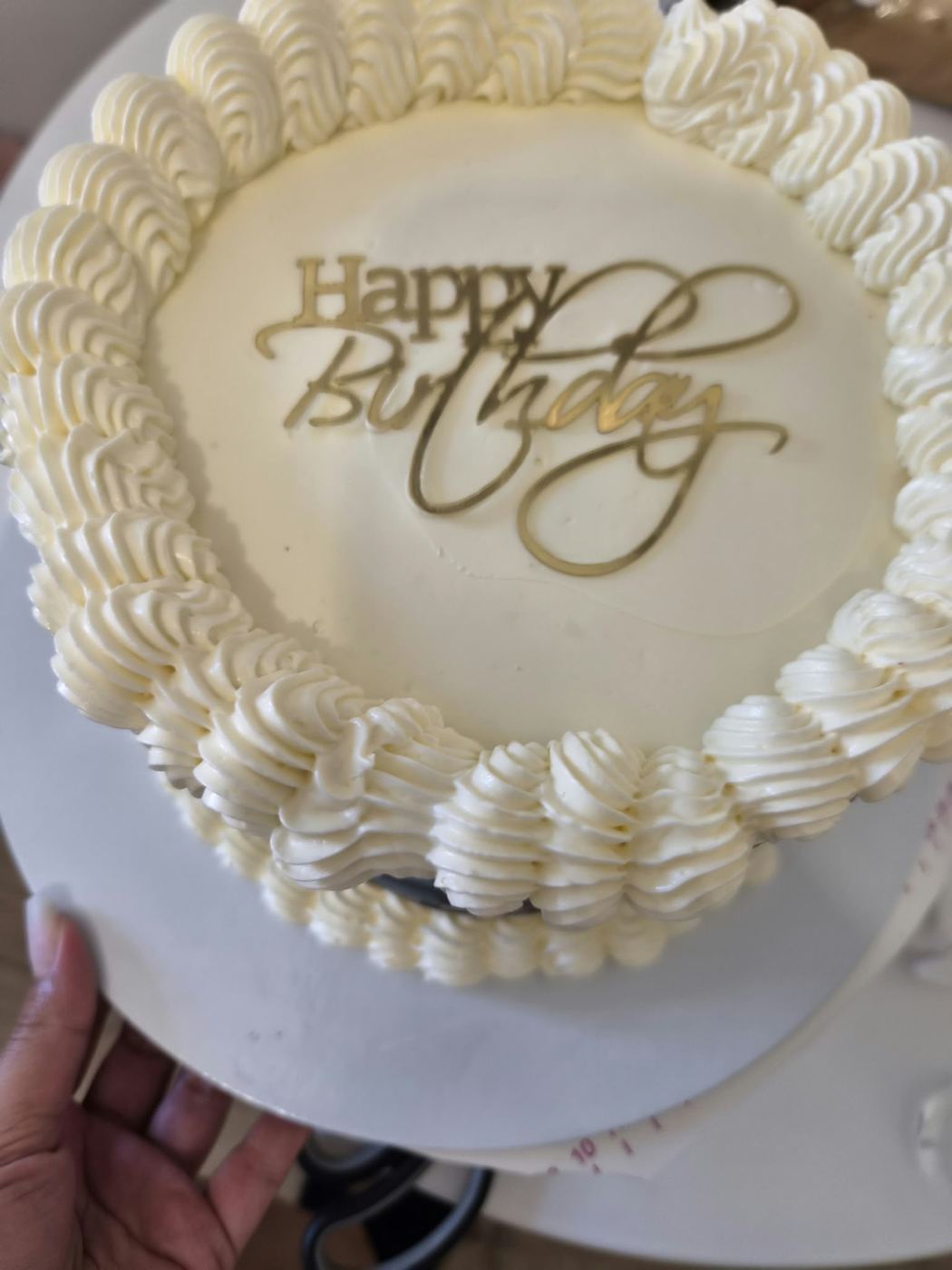 Tort vintage alb cu topper Happy Birthday auriu