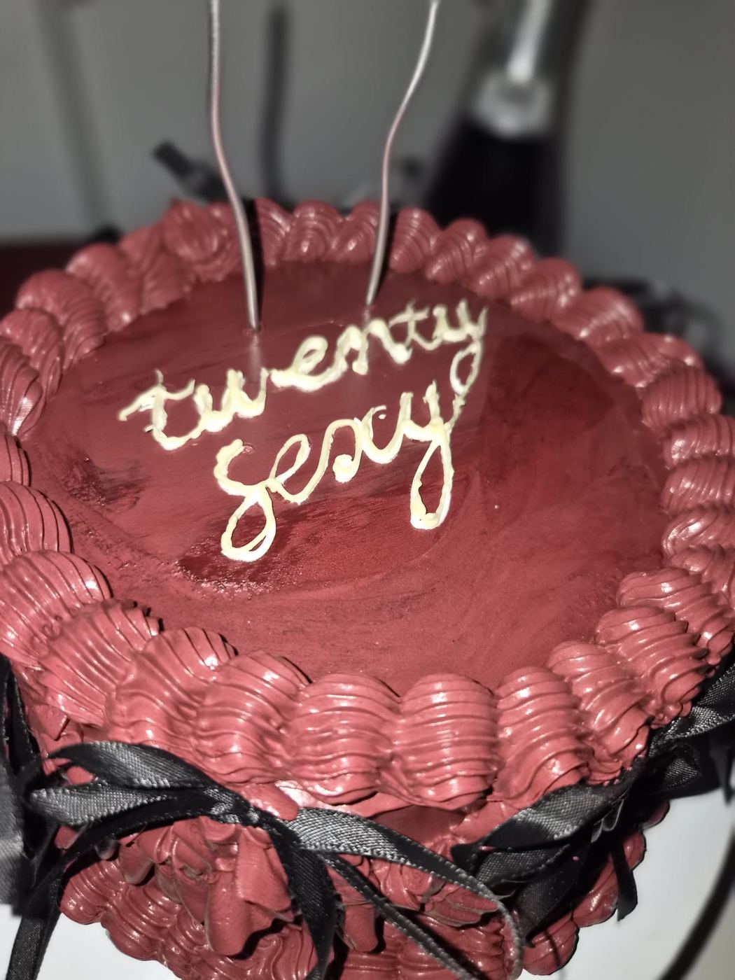 Tort vintage vișiniu cu mesajul twenty sexy și fundițe negre
